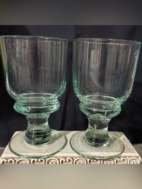 2 Williams Sonoma VERT Green Wine Glass. Wafer Stem.